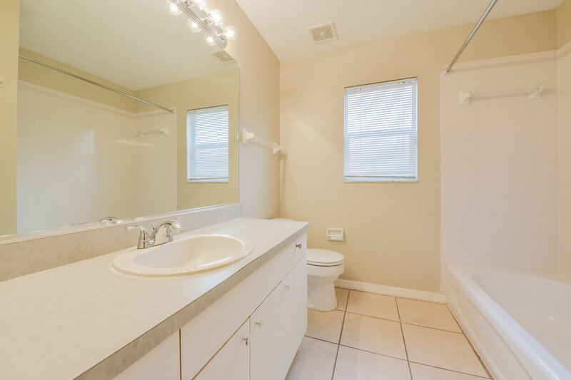 2,450/Mo, 7703 33rd Ln E Sarasota, FL 34243 Bathroom View
