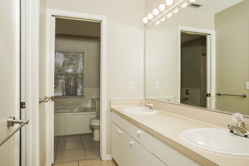 2,225/Mo, 7703 33rd Ln E Sarasota, FL 34243 Bathroom View 2
