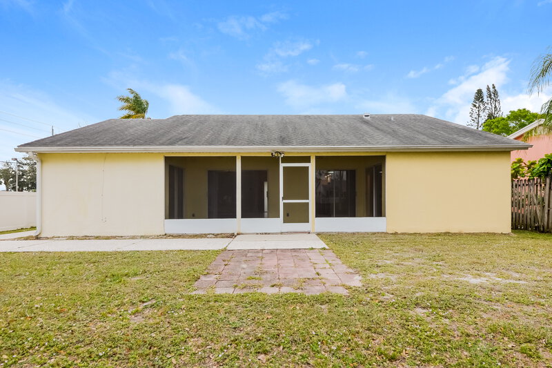 2,450/Mo, 7703 33rd Ln E Sarasota, FL 34243 Rear View