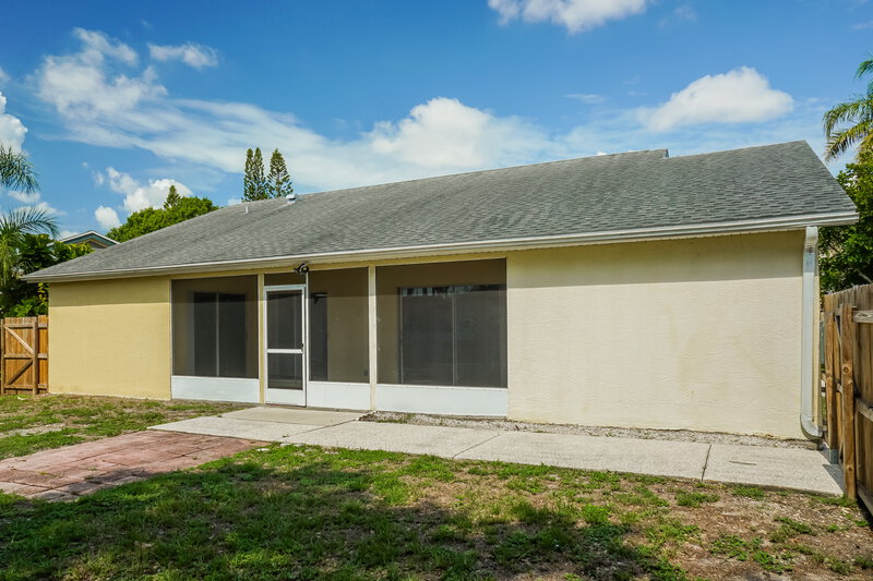 2,225/Mo, 7703 33rd Ln E Sarasota, FL 34243 Rear View