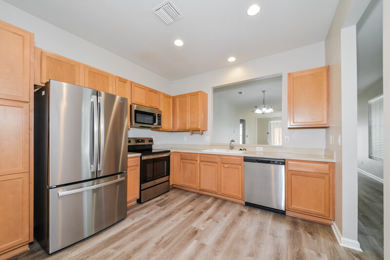 2,135/Mo, 5211 98th Ave E Parrish, FL 34219 Kitchen View