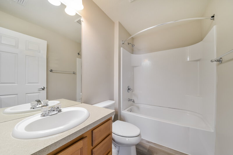 2,135/Mo, 5211 98th Ave E Parrish, FL 34219 Main Bathroom View