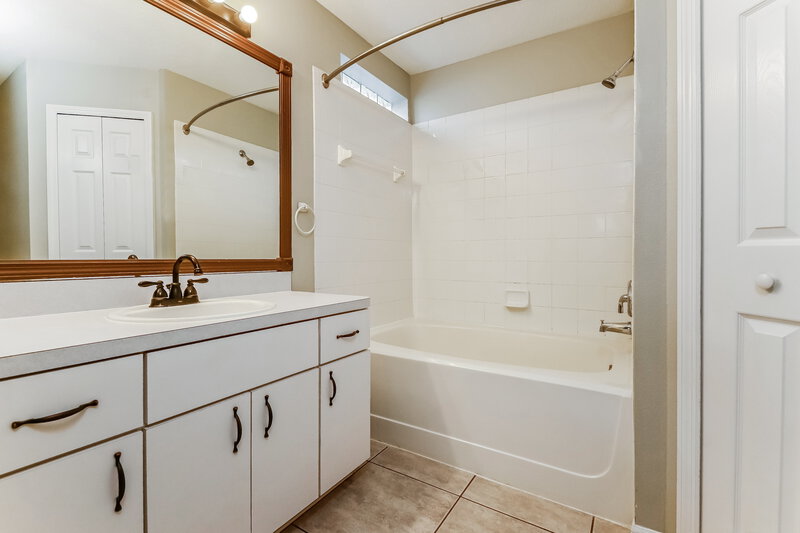 3,330/Mo, 4718 69th Ct E Palmetto, FL 34221 Main Bathroom View