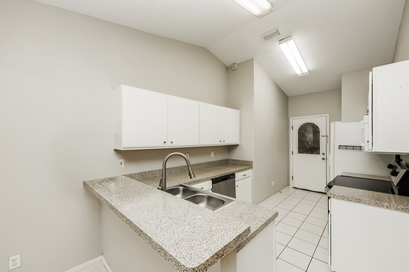 1,950/Mo, 11804 Dunster Ln Parrish, FL 34219 Kitchen View 2