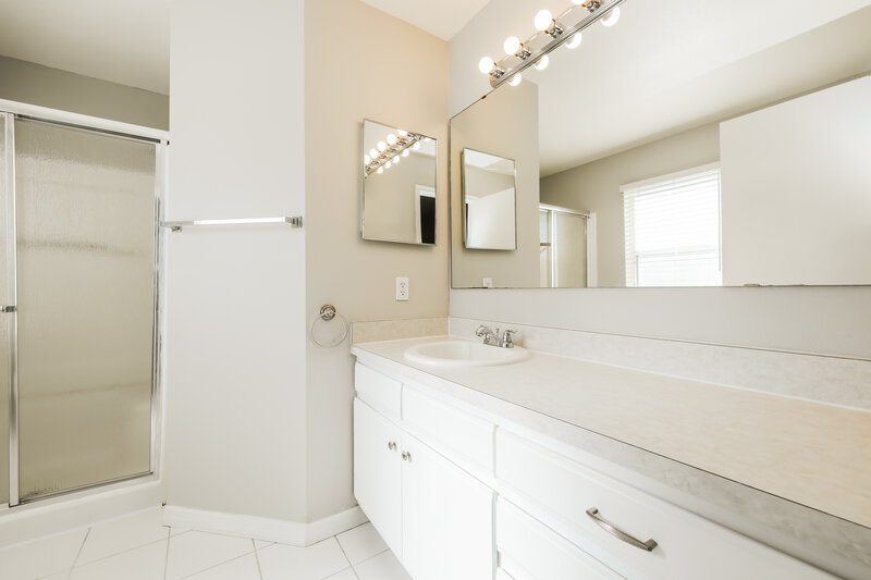 1,950/Mo, 11804 Dunster Ln Parrish, FL 34219 Main Bathroom View
