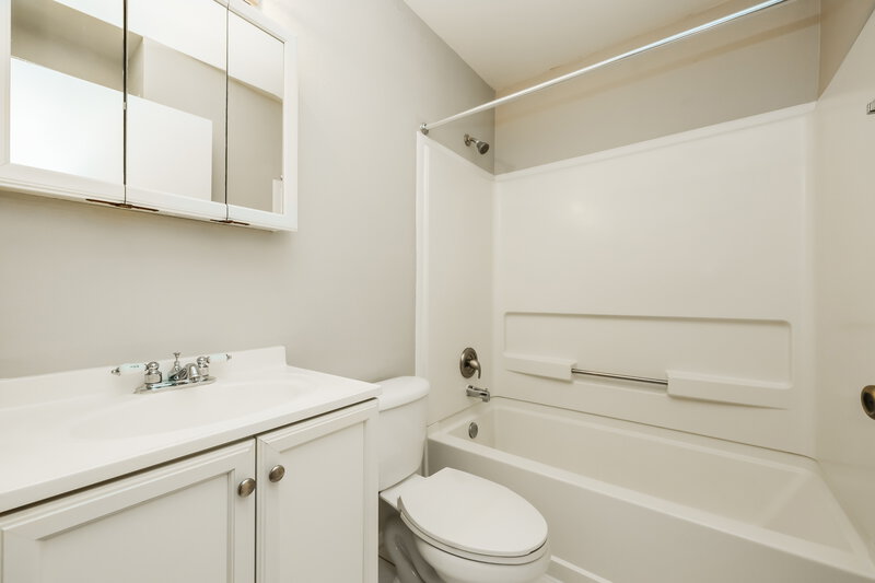 1,950/Mo, 11804 Dunster Ln Parrish, FL 34219 Bathroom View