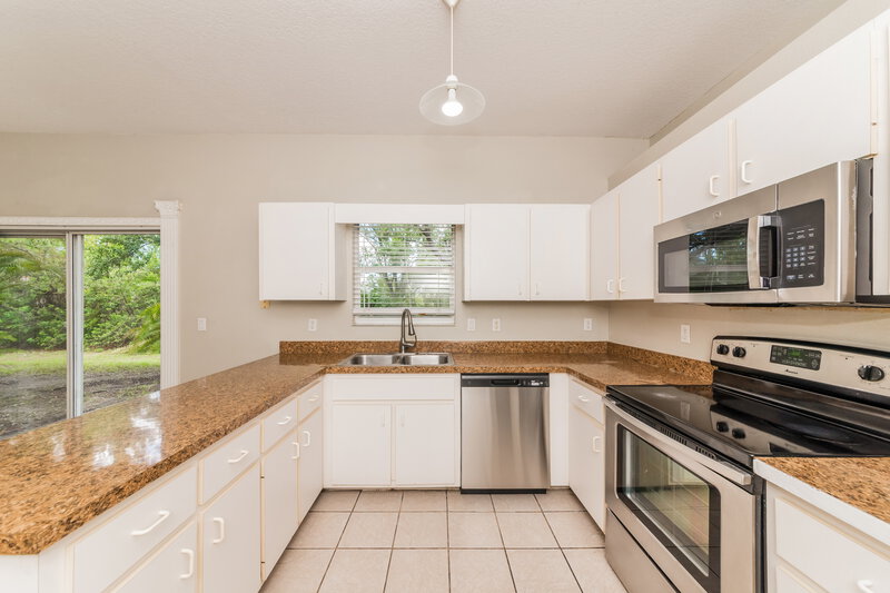 2,290/Mo, 2129 49th Ave E Bradenton, FL 34203 Kitchen View 2