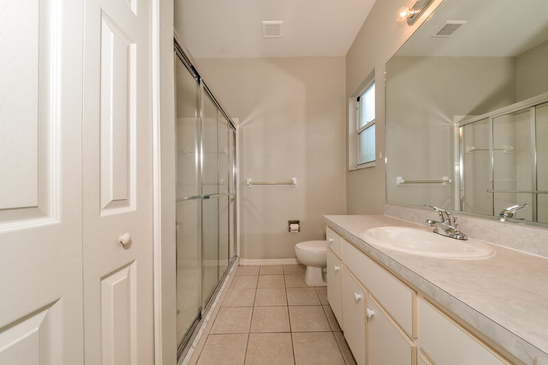 3,210/Mo, 2129 49th Ave E Bradenton, FL 34203 Main Bathroom View