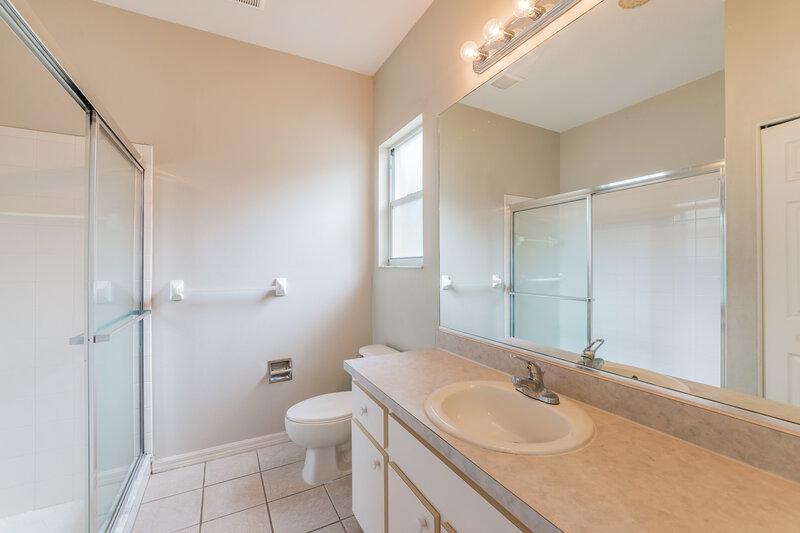 2,290/Mo, 2129 49th Ave E Bradenton, FL 34203 Main Bathroom View
