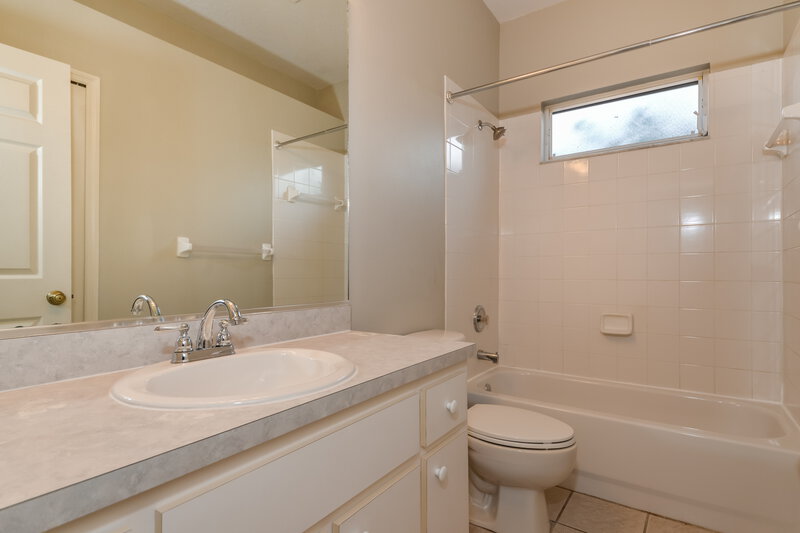 3,210/Mo, 2129 49th Ave E Bradenton, FL 34203 Bathroom View