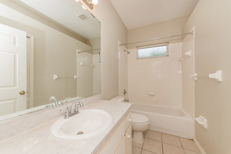 2,290/Mo, 2129 49th Ave E Bradenton, FL 34203 Bathroom View