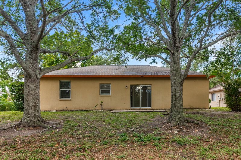 2,290/Mo, 2129 49th Ave E Bradenton, FL 34203 Rear View