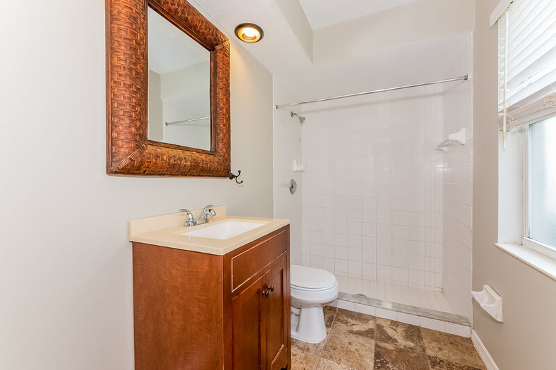 2,560/Mo, 5573 Colony Lake Ln Sarasota, FL 34233 Main Bathroom View