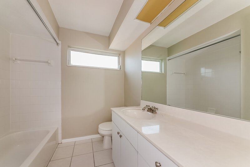 2,560/Mo, 5573 Colony Lake Ln Sarasota, FL 34233 Bathroom View