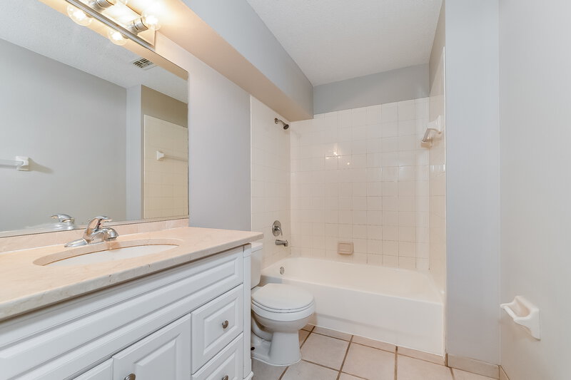 2,360/Mo, 3575 Chinaberry Ln Sarasota, FL 34235 Main Bathroom View