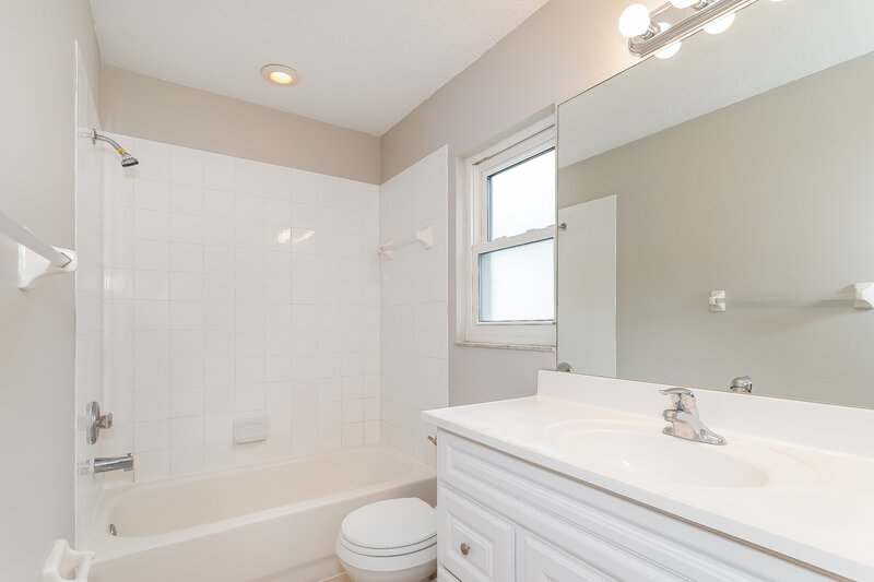 2,360/Mo, 3575 Chinaberry Ln Sarasota, FL 34235 Bathroom View