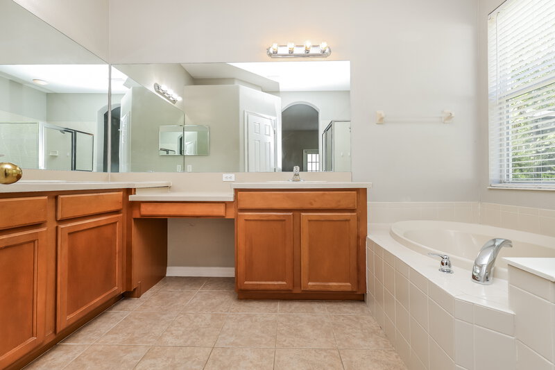 2,360/Mo, 3807 101st Ave E Parrish, FL 34219 Main Bathroom View