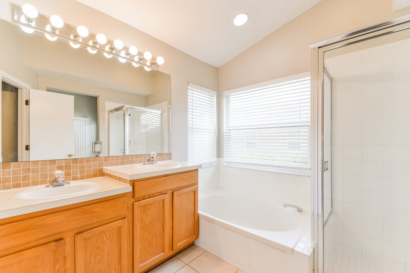 2,100/Mo, 11814 Acorn Woods Ter Lakewood Ranch, FL 34202 Main Bathroom View