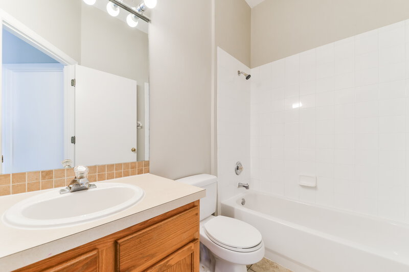 2,100/Mo, 11814 Acorn Woods Ter Lakewood Ranch, FL 34202 Bathroom View