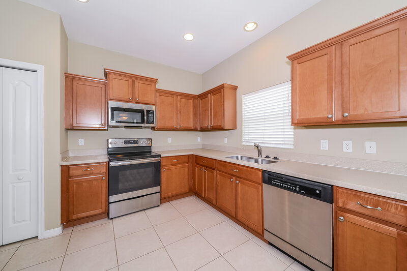 2,630/Mo, 6322 French Creek Ct Ellenton, FL 34222 Kitchen View 2