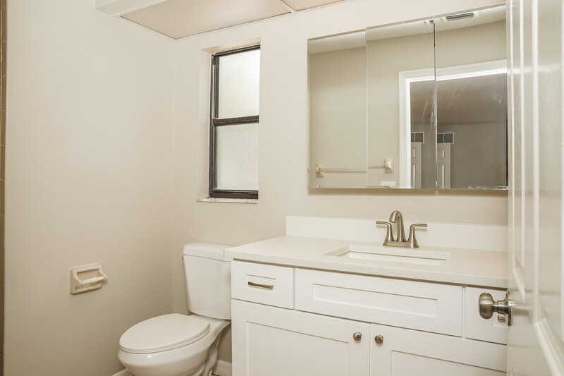 2,375/Mo, 5785 Colonial Oaks Blvd Sarasota, FL 34232 Main Bathroom View