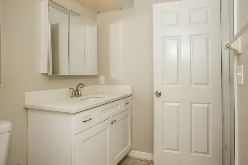 2,375/Mo, 5785 Colonial Oaks Blvd Sarasota, FL 34232 Main Bathroom View 2