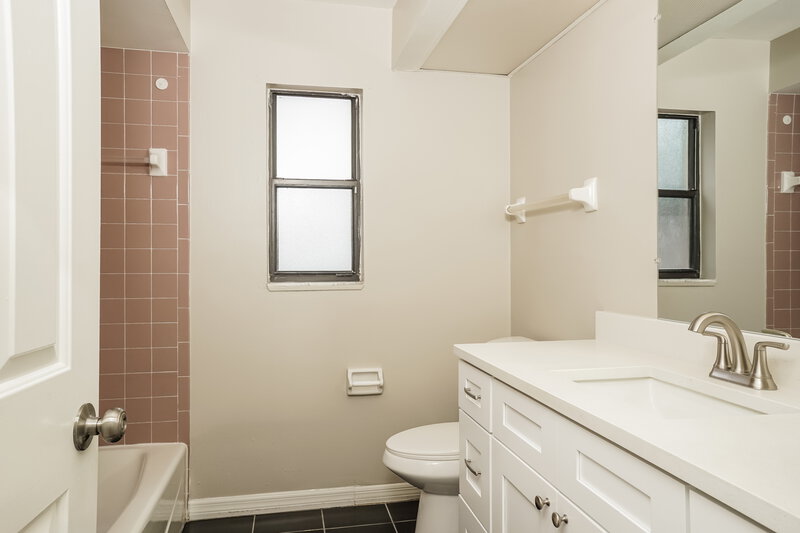 2,375/Mo, 5785 Colonial Oaks Blvd Sarasota, FL 34232 Bathroom View