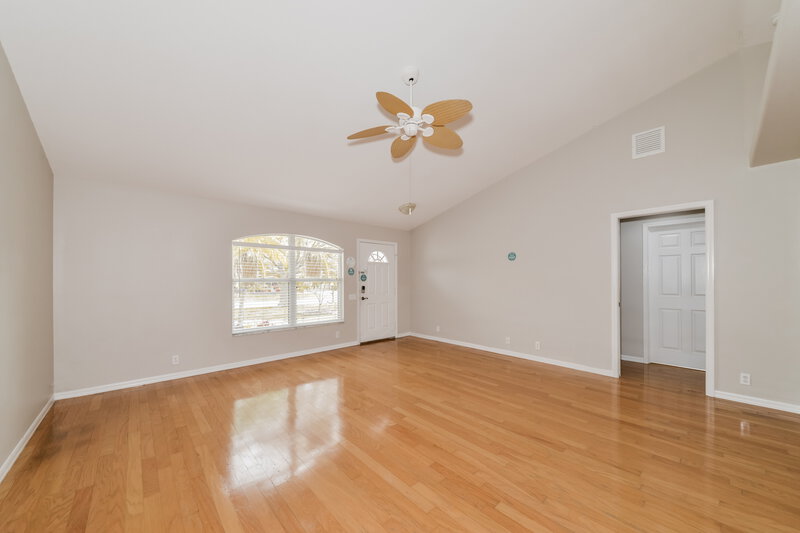 3,520/Mo, 7416 39th Ct E Sarasota, FL 34243 Living Room View 2