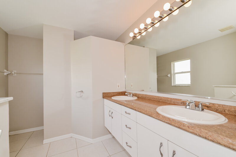 3,520/Mo, 7416 39th Ct E Sarasota, FL 34243 Main Bathroom View