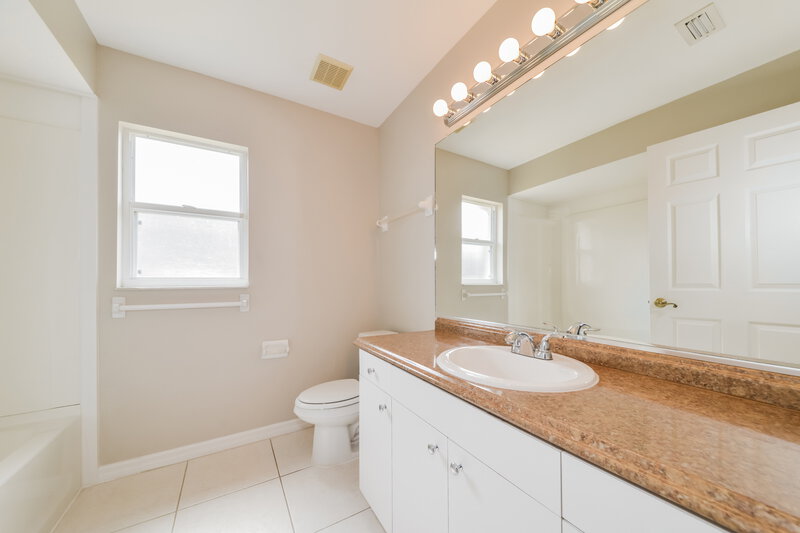 3,520/Mo, 7416 39th Ct E Sarasota, FL 34243 Bathroom View