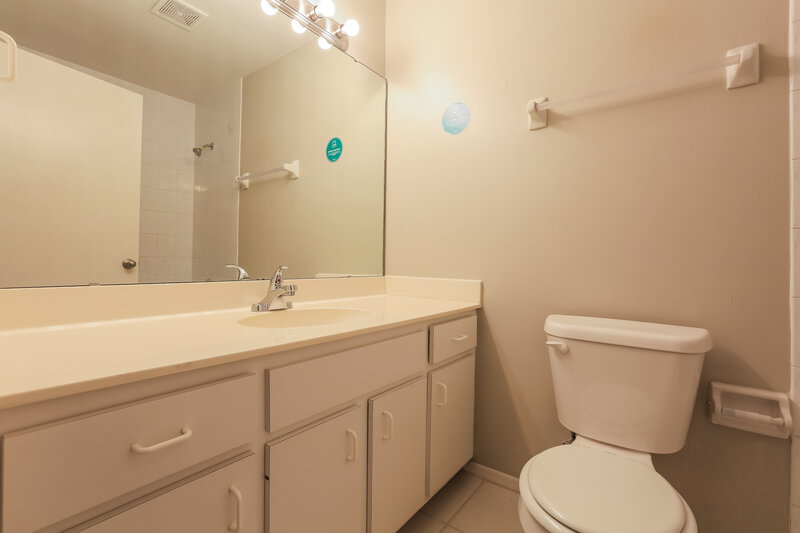 2,345/Mo, 1600 Fawnwood Cir Sarasota, FL 34232 Main Bathroom View