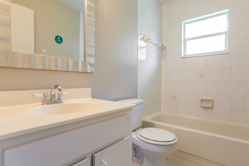 2,345/Mo, 1600 Fawnwood Cir Sarasota, FL 34232 Bathroom View