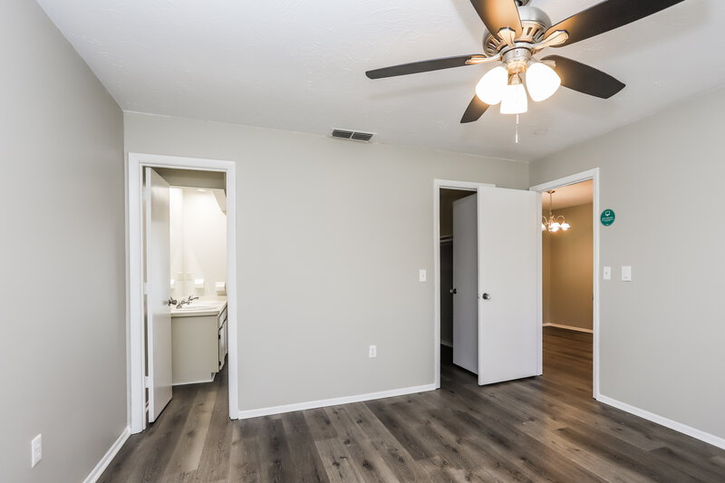 2,480/Mo, 5680 Colonial Oaks Blvd Sarasota, FL 34232 Main Bedroom View 2