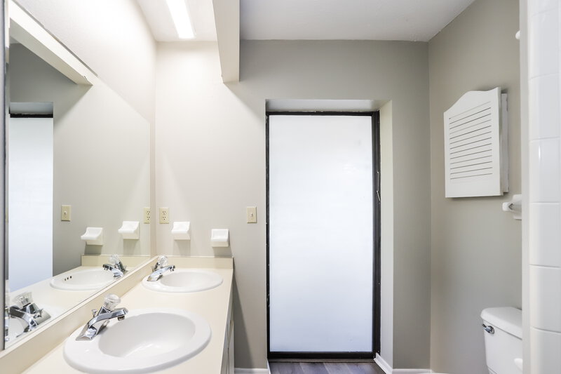 2,480/Mo, 5680 Colonial Oaks Blvd Sarasota, FL 34232 Main Bathroom View