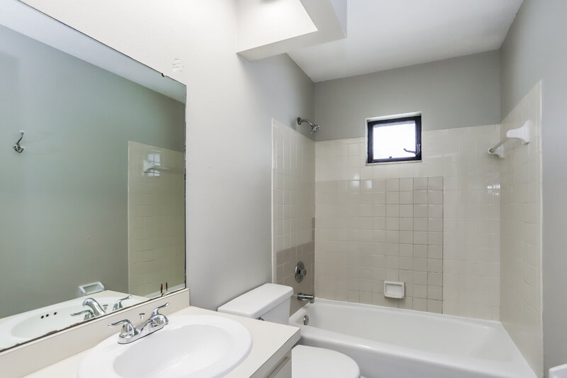 2,480/Mo, 5680 Colonial Oaks Blvd Sarasota, FL 34232 Bathroom View