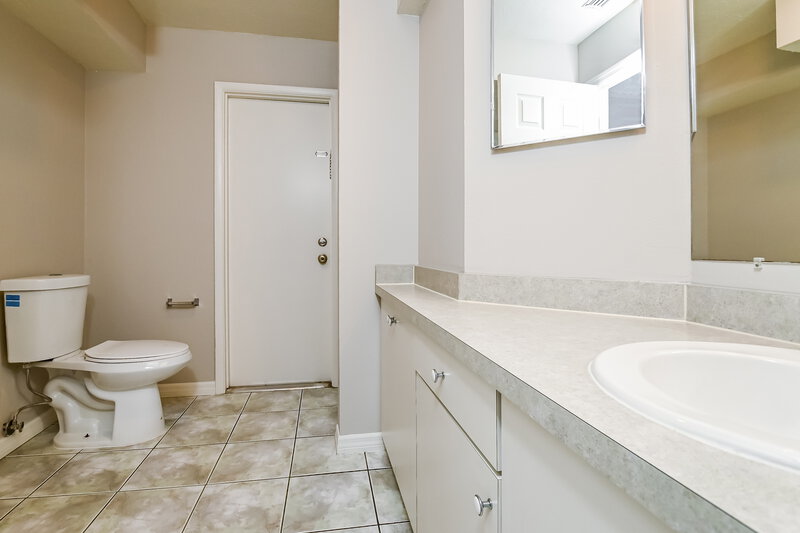 2,045/Mo, 7317 Connecticut Ave Sarasota, FL 34243 Main Bathroom View