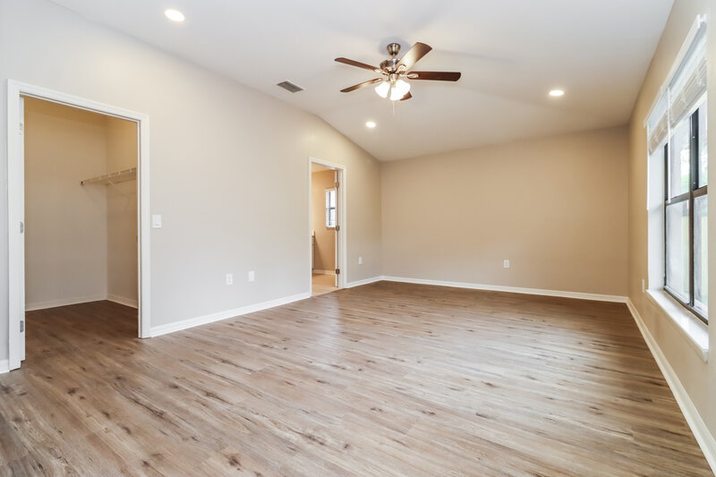 2,565/Mo, 3519 65th Avenue Cir E Sarasota, FL 34243 Living Room View 4