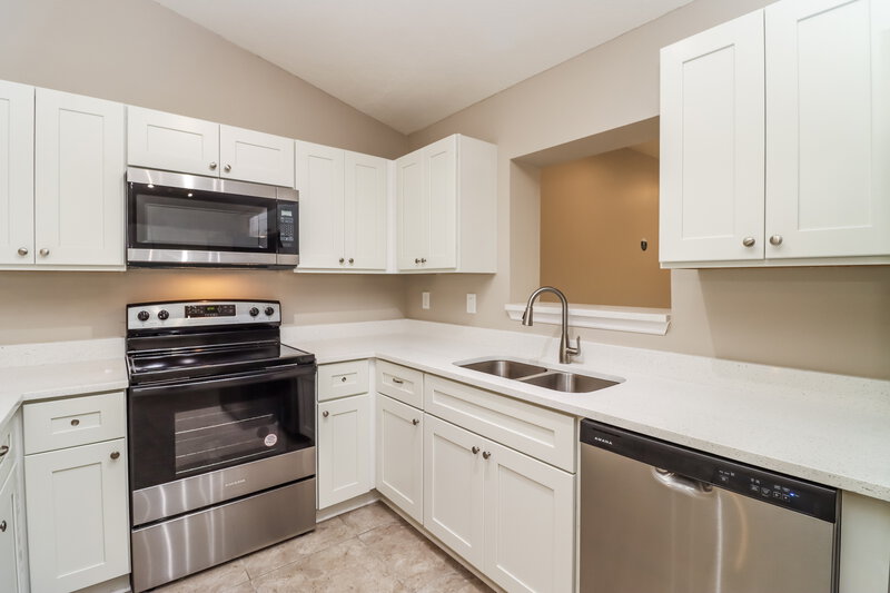 2,565/Mo, 3519 65th Avenue Cir E Sarasota, FL 34243 Kitchen View 2