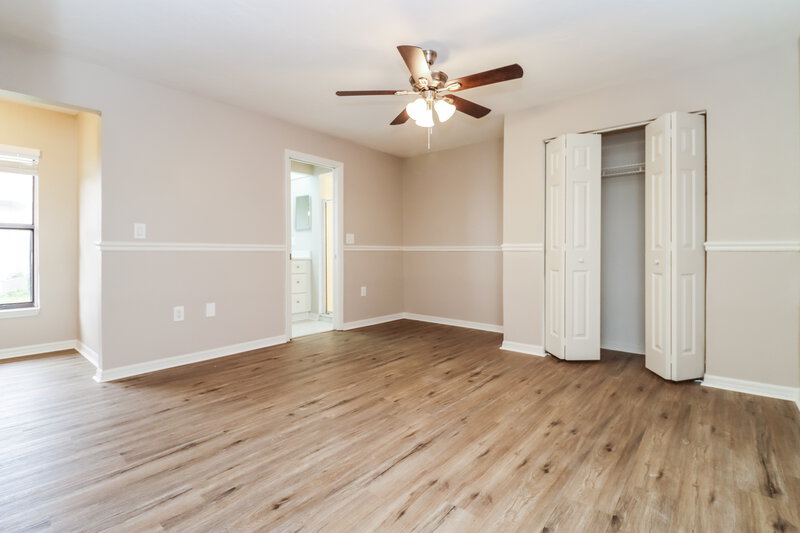 2,565/Mo, 3519 65th Avenue Cir E Sarasota, FL 34243 Main Bedroom View