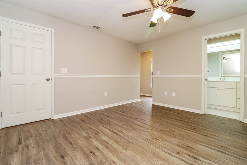 2,565/Mo, 3519 65th Avenue Cir E Sarasota, FL 34243 Main Bedroom View 2
