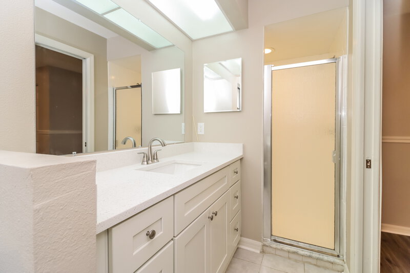 2,565/Mo, 3519 65th Avenue Cir E Sarasota, FL 34243 Main Bathroom View