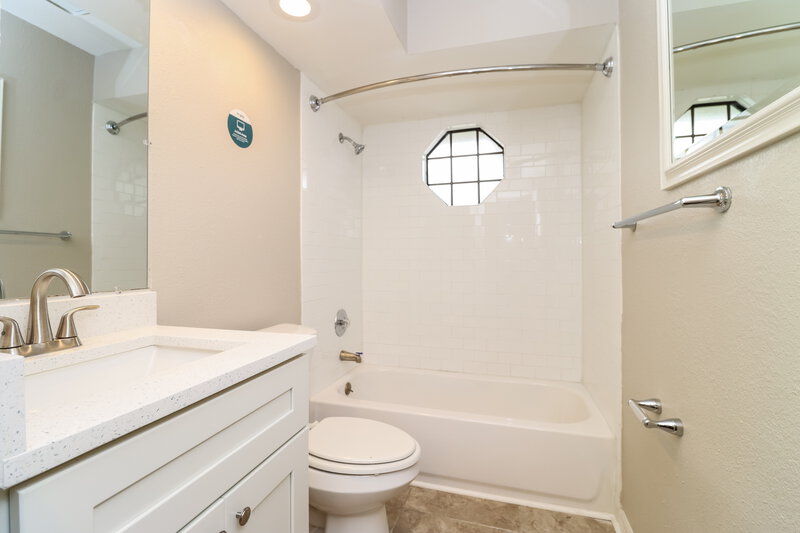 2,565/Mo, 3519 65th Avenue Cir E Sarasota, FL 34243 Bathroom View 2