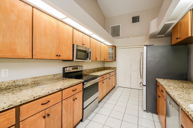2,920/Mo, 811 133rd St E Bradenton, FL 34212 Kitchen View 2