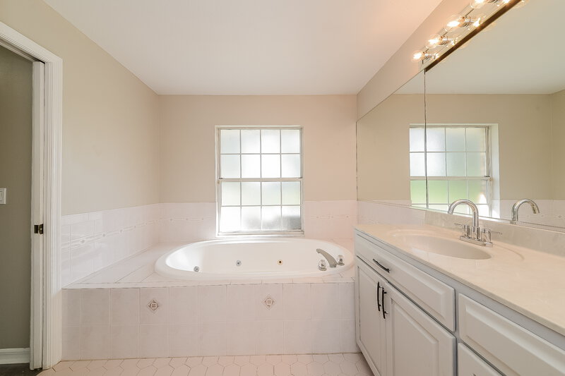2,920/Mo, 811 133rd St E Bradenton, FL 34212 Main Bathroom View