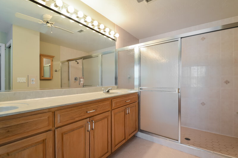3,400/Mo, 811 133rd St E Bradenton, FL 34212 Main Bathroom View