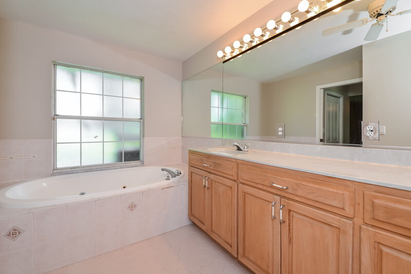 3,400/Mo, 811 133rd St E Bradenton, FL 34212 Main Bathroom View 2