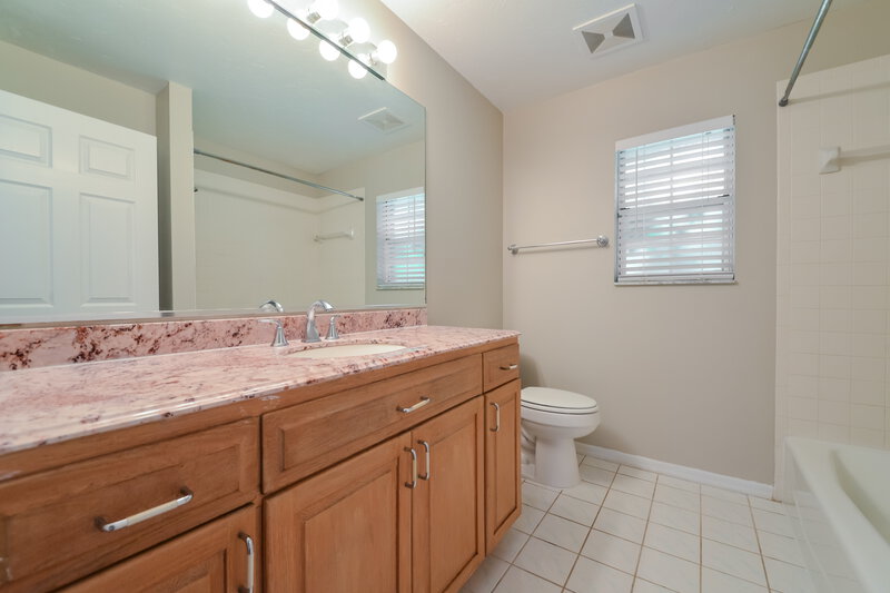 3,400/Mo, 811 133rd St E Bradenton, FL 34212 Bathroom View