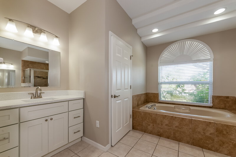 2,575/Mo, 4910 23rd St E Bradenton, FL 34203 Main Bathroom View