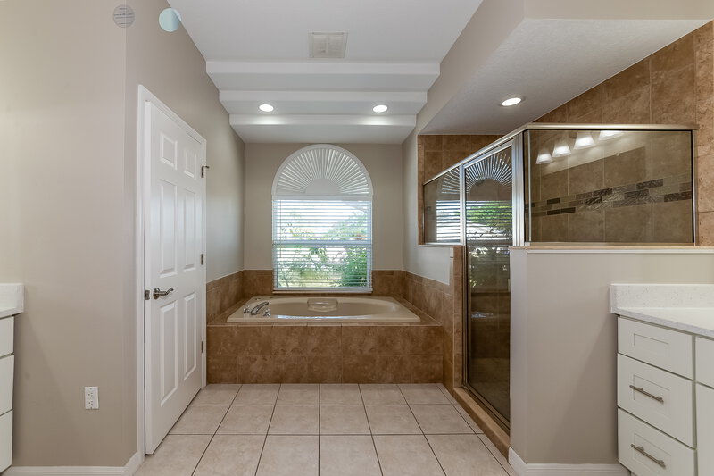 2,575/Mo, 4910 23rd St E Bradenton, FL 34203 Main Bathroom View 2