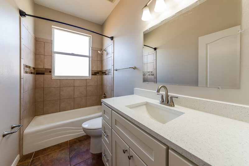 2,575/Mo, 4910 23rd St E Bradenton, FL 34203 Bathroom View